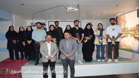 به-مناسبت-هفته-ملی-جمعیت-حضور-سرپرست-شبکه-بهداشت-و-درمان-بهمئی-در-محل-برگزاری-کلاسهای-مشاوره-ازدواج-و-اهدای-گل-به-زوجین