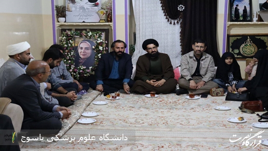 دکتر-ابراهیمی؛-معاون-فرهنگی-دانشگاه-فرهنگیان-کشور-با-خانواده-شهیده-پوران-قلی-پور،-مدیر-مدرسه-شجره-طیبه-شهر-میناب-دیدار-کرد·