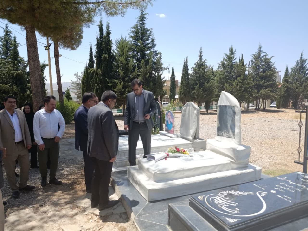 سرپرست جدید بیمارستان امام سجاد(ع) یاسوج نخستین روز کاری خود را باحضور در گلزارشهداء و تجدید میثاق با آرمانهای شهدای گرانقدر آغاز کرد
