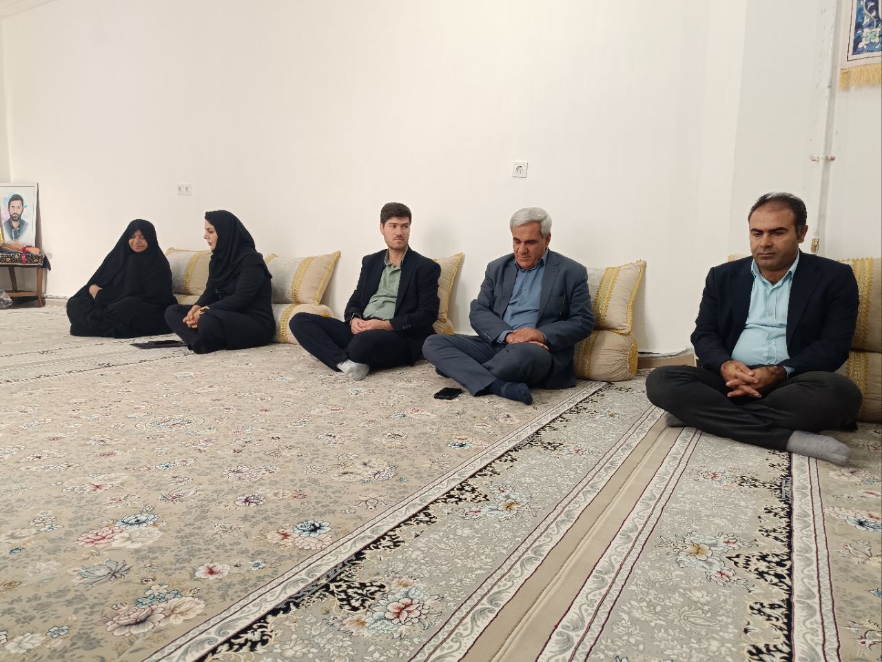 دیدار مشاور رئیس دانشگاه علوم پزشکی استان در امور ایثارگران به همراه سرپرست شبکه بهداشت و درمان بهمئی با خانواده شهیدان خوب + تصاویر
