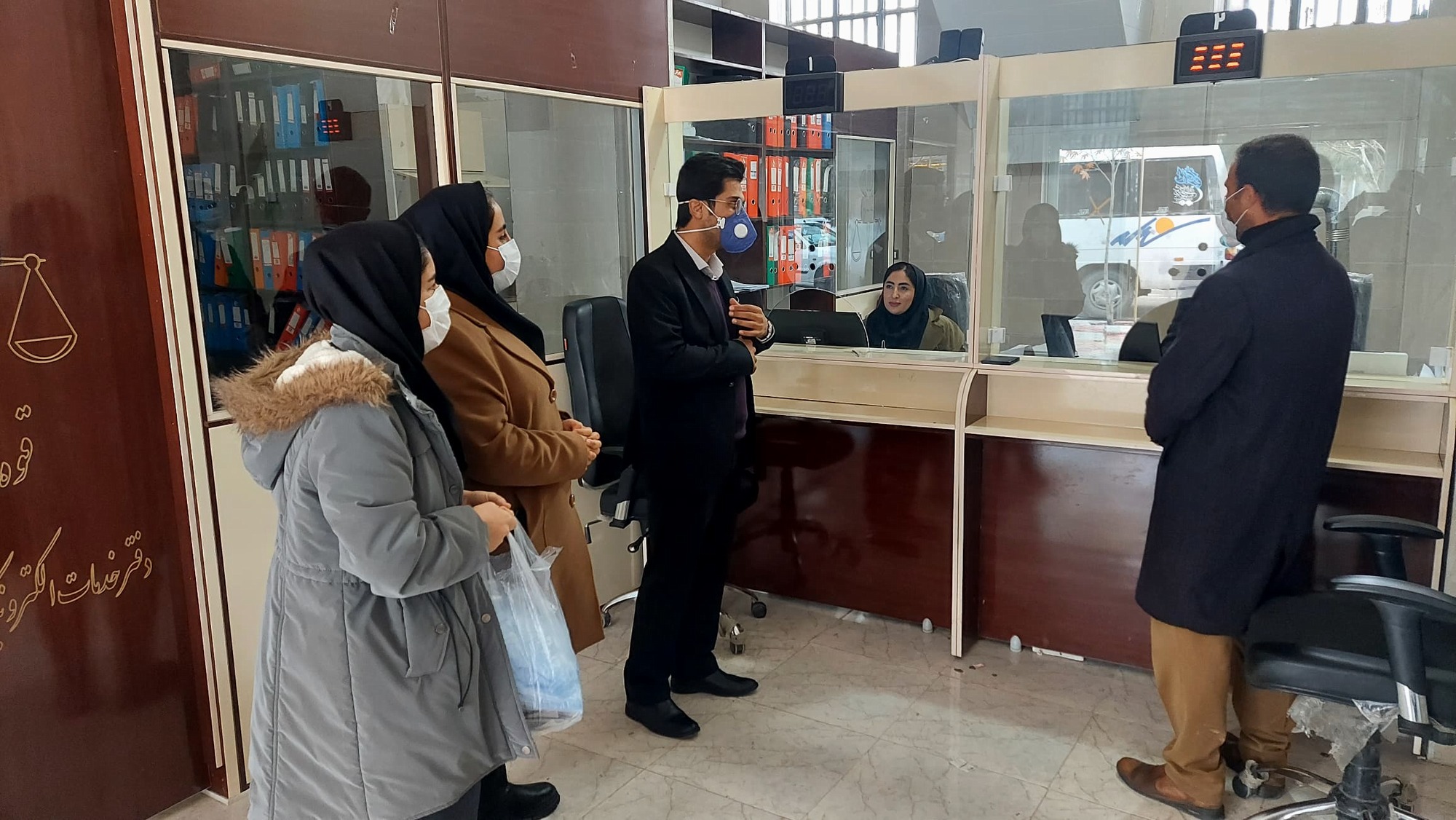 توزیع ماسک و آموزش‌ پیشگیری از آنفلوانزا در صنوف شهر مارگون با حضور مدیر شبکه بهداشت و درمان