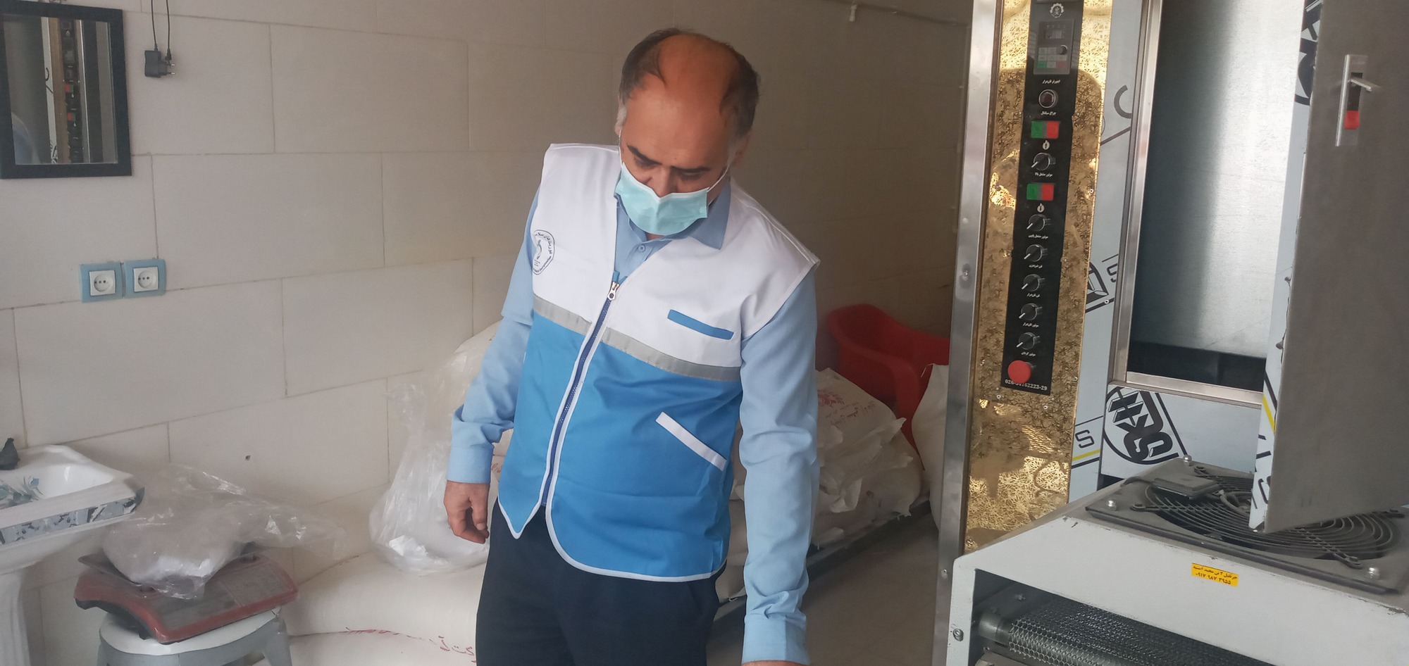 در راستای تشدید بازرسی بهداشتی از صنوف نانوایی ها و شیرینی فروشی ها، ۴ نانوایی طی یک روز در کهگیلویه پلمب شد/ تصاویر