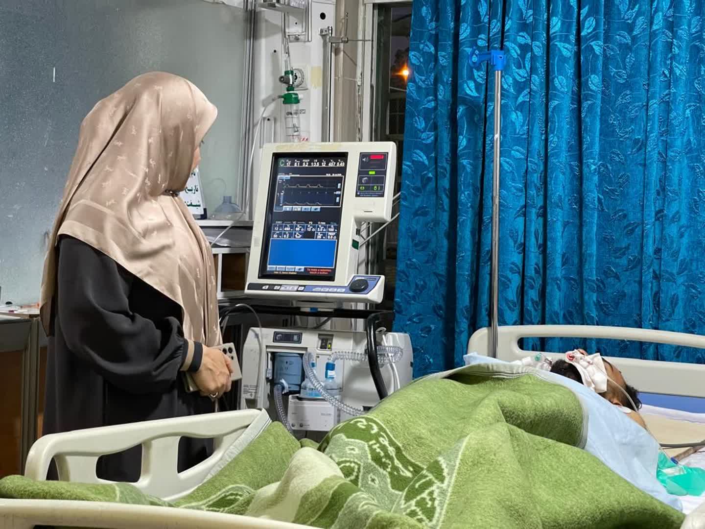 عیادت سرپرست دانشگاه علوم پزشکی یاسوج از همکار شاغل در رادیولوژی 