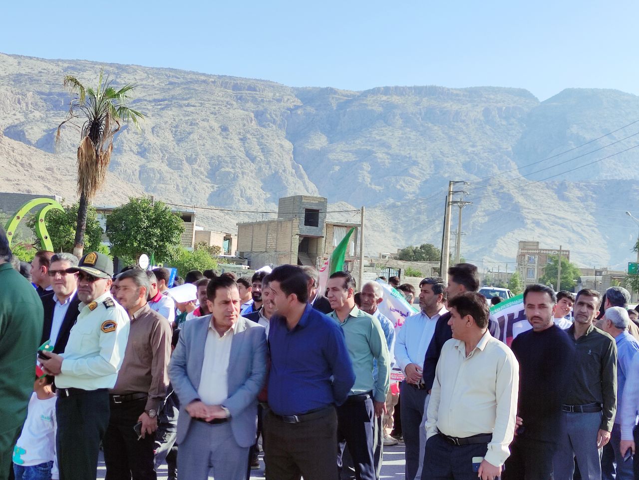 حضور پر شور مدیر و کارکنان شبکه بهداشت و درمان شهرستان چرام در راهپیمایی یوم الله  ۱۳ آبان و روز دانش آموز