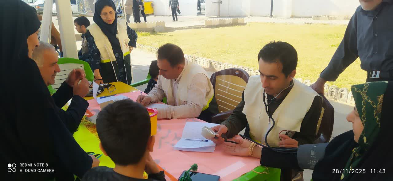 استقرار میز سلامت بمناسبت هفته بسیج و پویش روز جهانی ایدز درمصلی نماز جمعه گچساران 