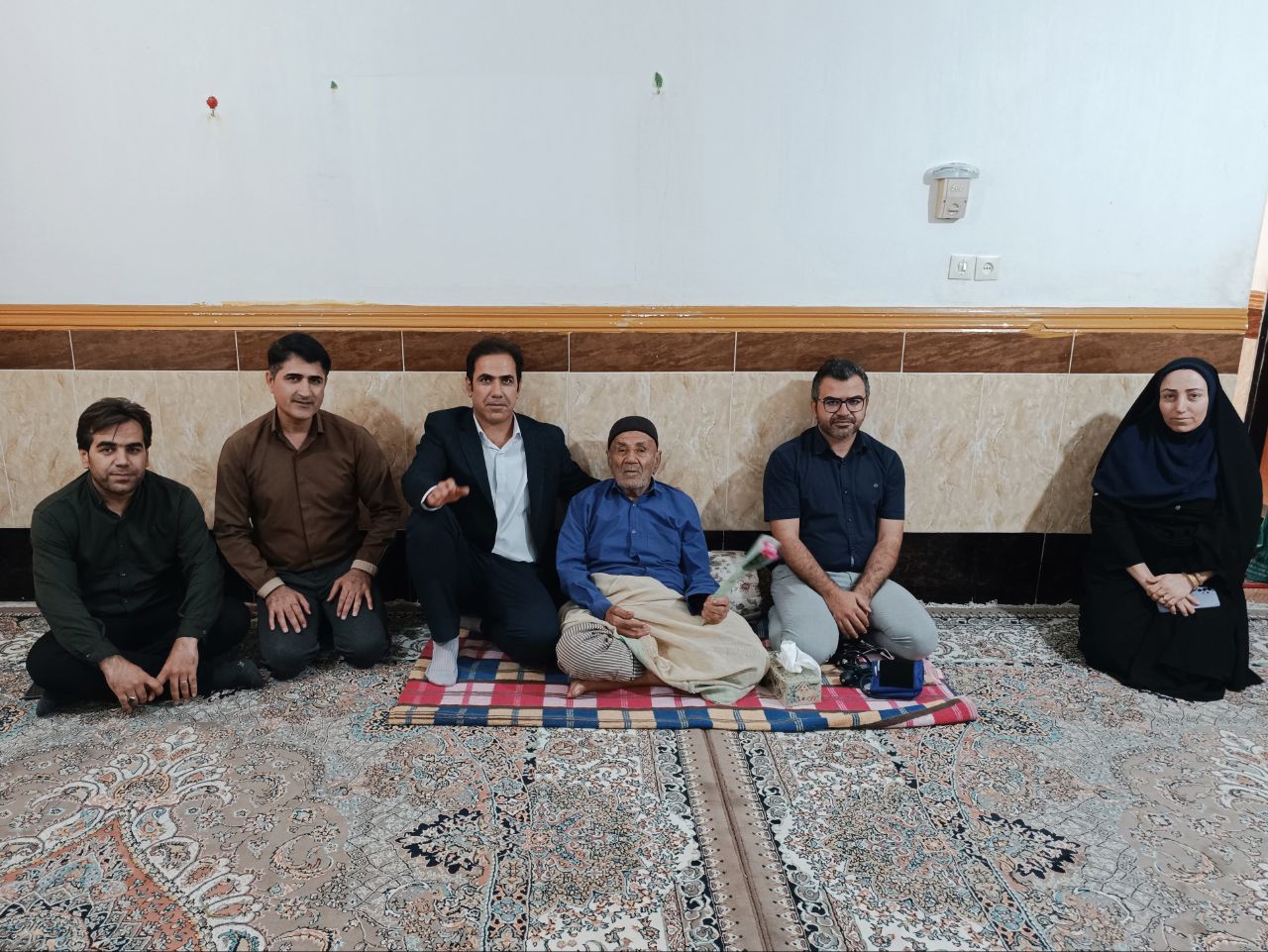 به مناسبت هفته ملی سالمند: دیدار پرسنل شبکه بهداشت و درمان بهمئی با مسن ترین فرد شهرستان