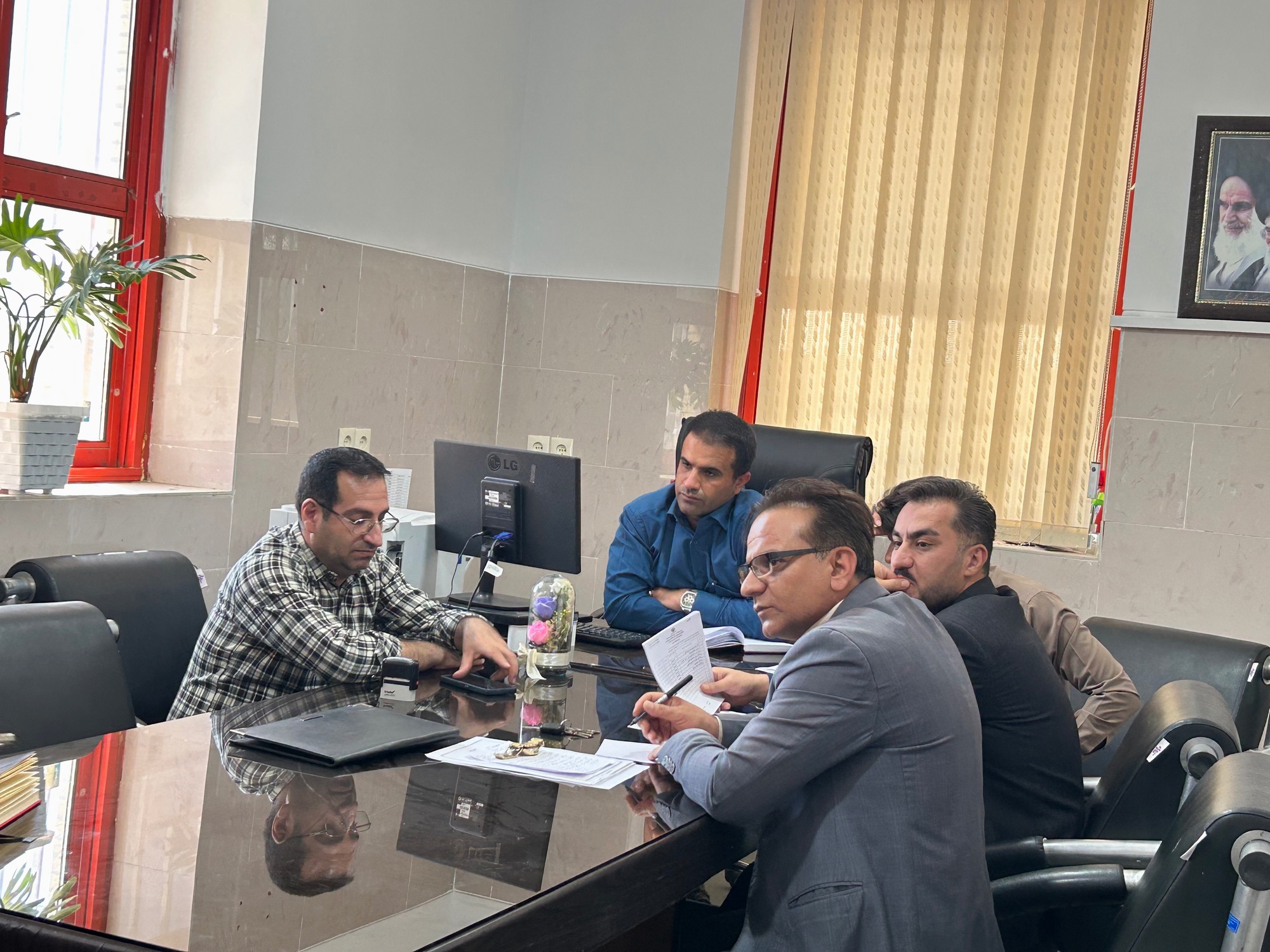 برگزاری کمیته خرید در شبکه بهداشت و درمان دنا