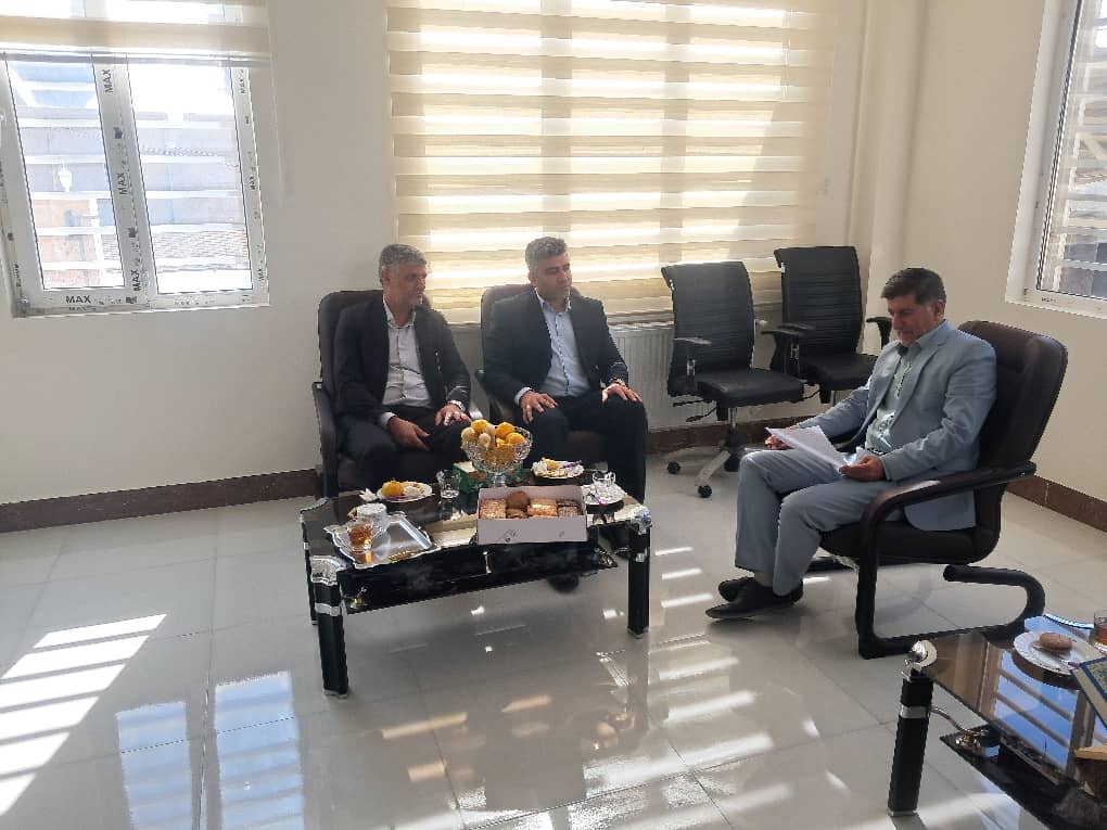 دیدار سرپرست شبکه بهداشت و درمان دنا با مدیر بیمه سلامت شهرستان به مناسبت هفته بیمه سلامت