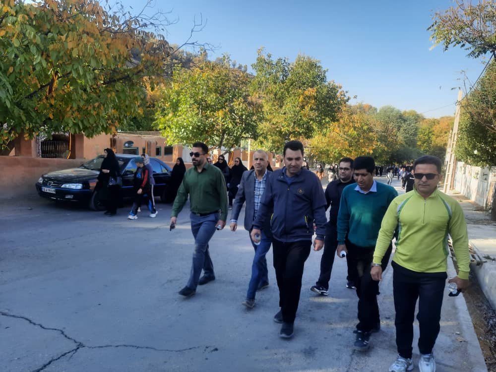 حضور پرشور پرسنل مرکز بهداشت شهید دامیده شهرستان بویراحمد در همایش پیاده روی خانوادگی به مناسبت روز پرستار.