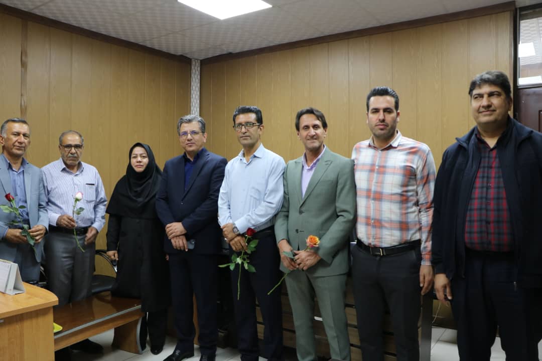 دکتر طیب زادگان با حضور در واحد های تخصصی معاونت درمان دانشگاه روز پرستار را تبریک گفت 