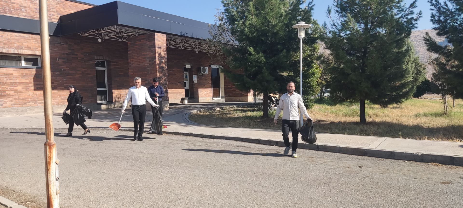 جمع آوری زباله‌های محوطه شبکه و بیمارستان شهرستان باشت 