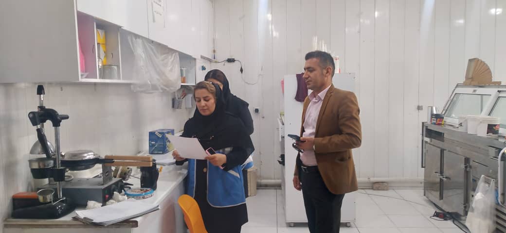 پلمپ یک بستنی فروشی و یک ساندویچی در شهر لیکک