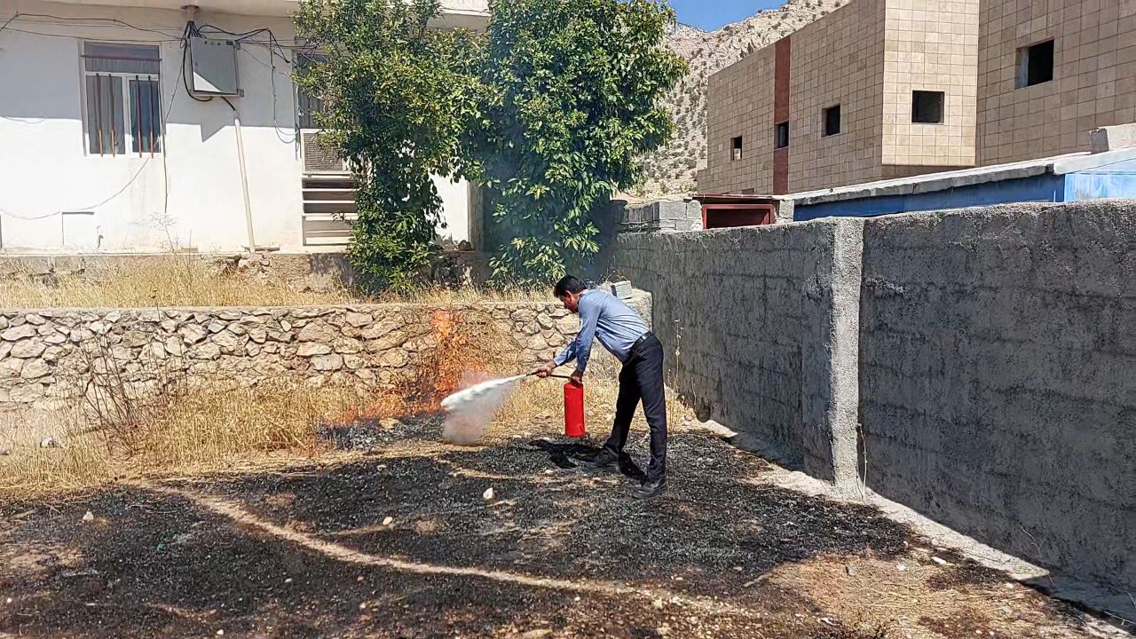 به مناسبت هفتم مهرماه روز ایمنی و آتش نشانی مانور اطفا حریق در شبکه بهداشت و درمان شهرستان لنده برگزار شد