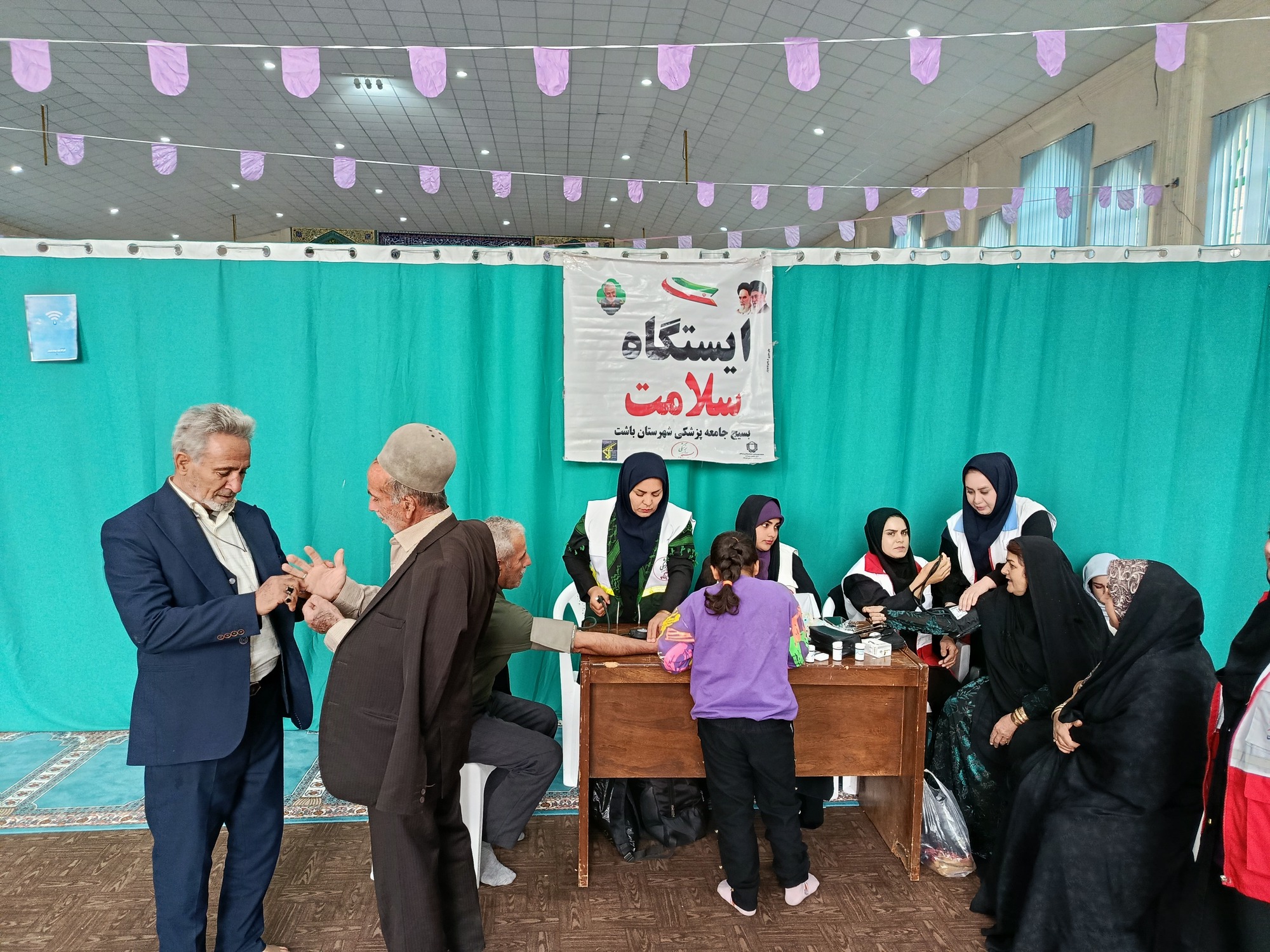 ایستگاه سلامت بسیج جامعه پزشکی به مناسبت دهه فجر در نماز جمعه شهرستان باشت برگزار شد