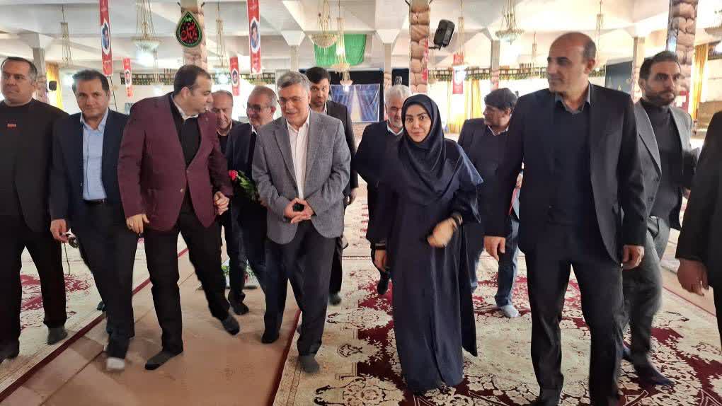 ویدئو کلیپ ادای احترام وزیر بهداشت به مقام شامخ شهدا