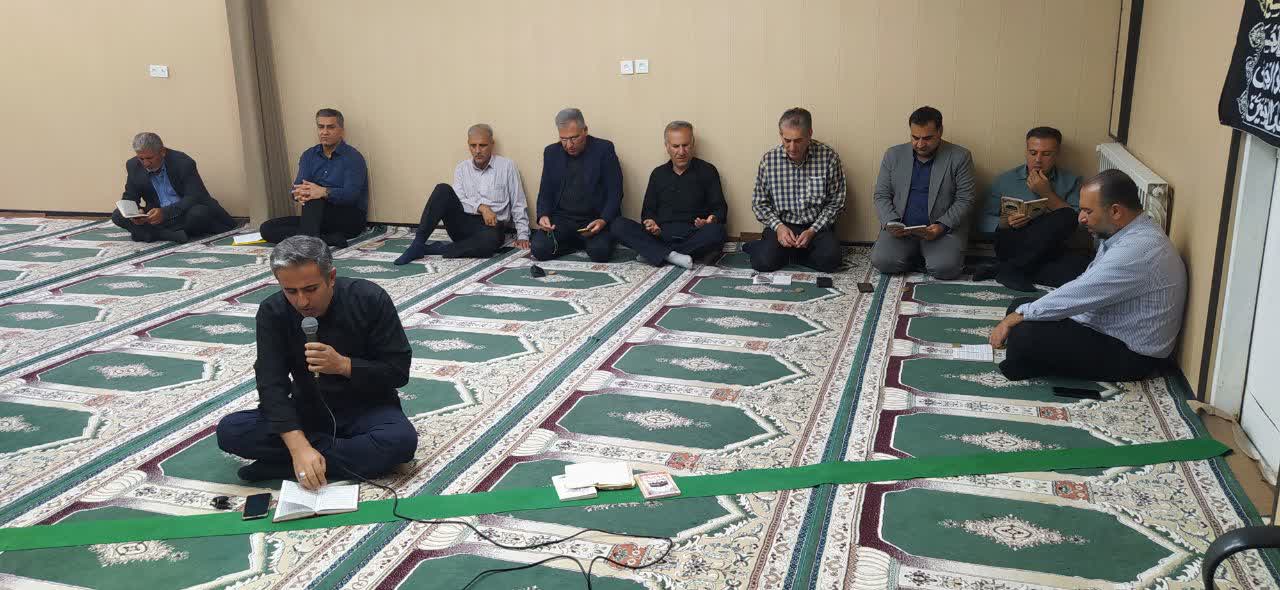 برگزاری مراسم قرائت زیارت عاشورا و سوگواری حضرت سیدالشهدا (ع) در شبکه بهداشت و درمان گچساران 