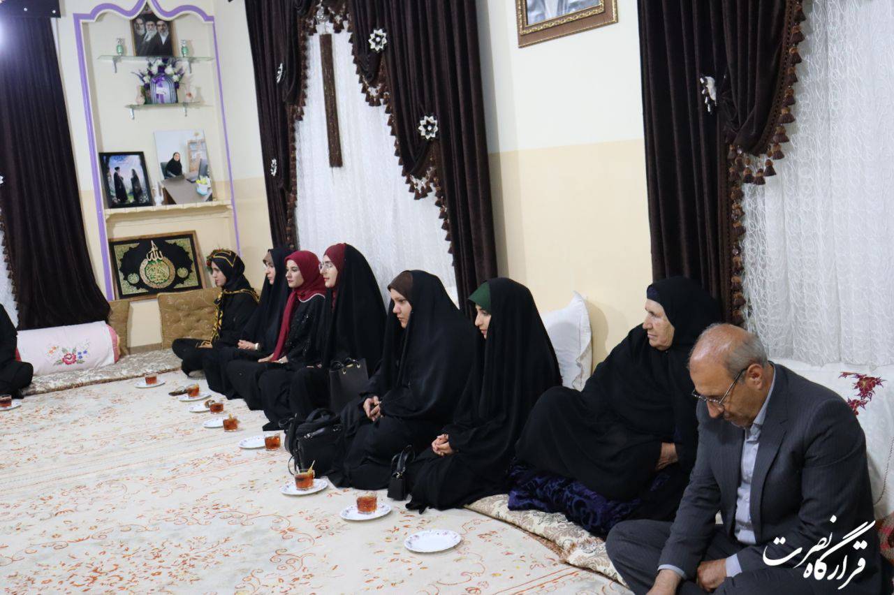 دیدار معاون فرهنگی دانشگاه فرهنگیان کشور با خانواده شهیده پوران قلی پور، مدیر مدرسه شجره طیبه شهر میناب