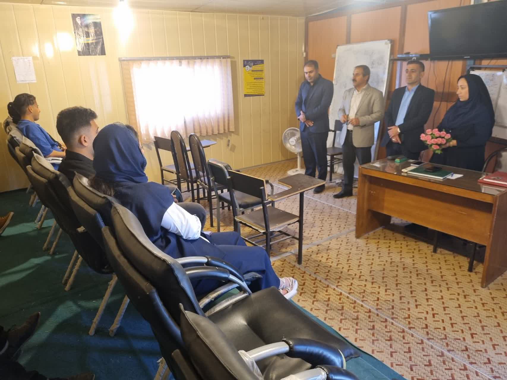 اهدای شاخه گل به زوجین شرکت کننده در کلاس مشاوره ازدواج در شهرستان بهمئی