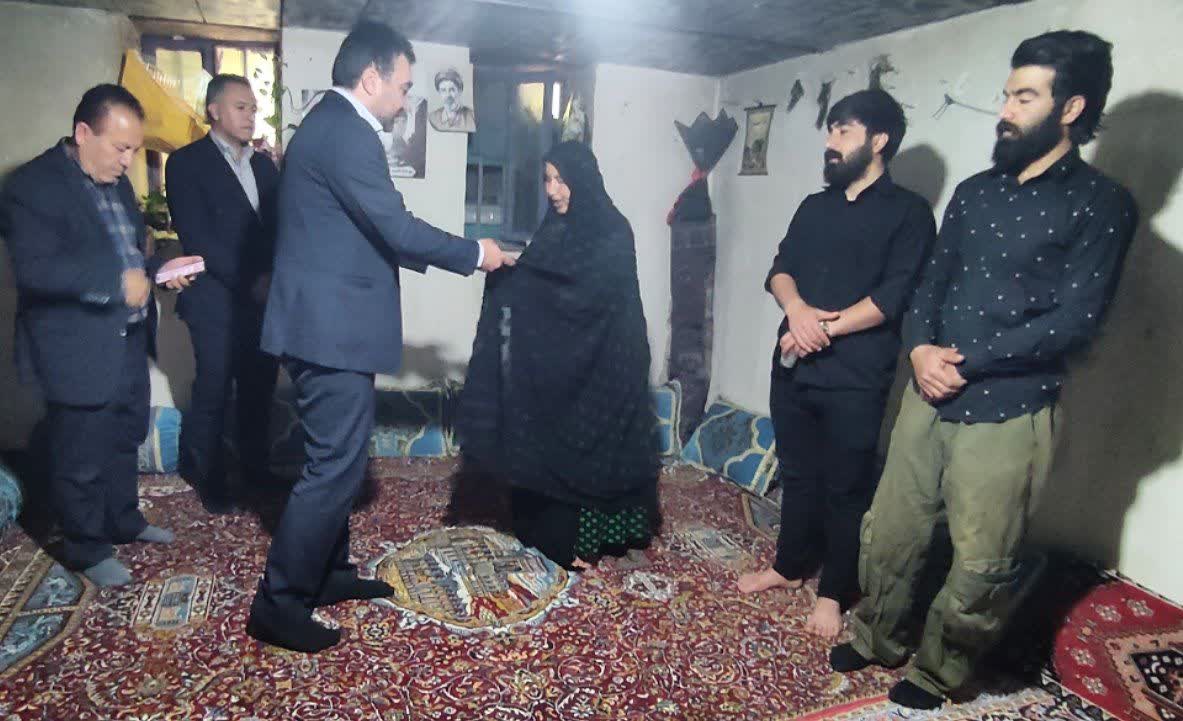 تجلیل رئیس و کارکنان مرکز بهداشت شهید دامیده شهرستان بویراحمد از خانواده محترم شهدا 