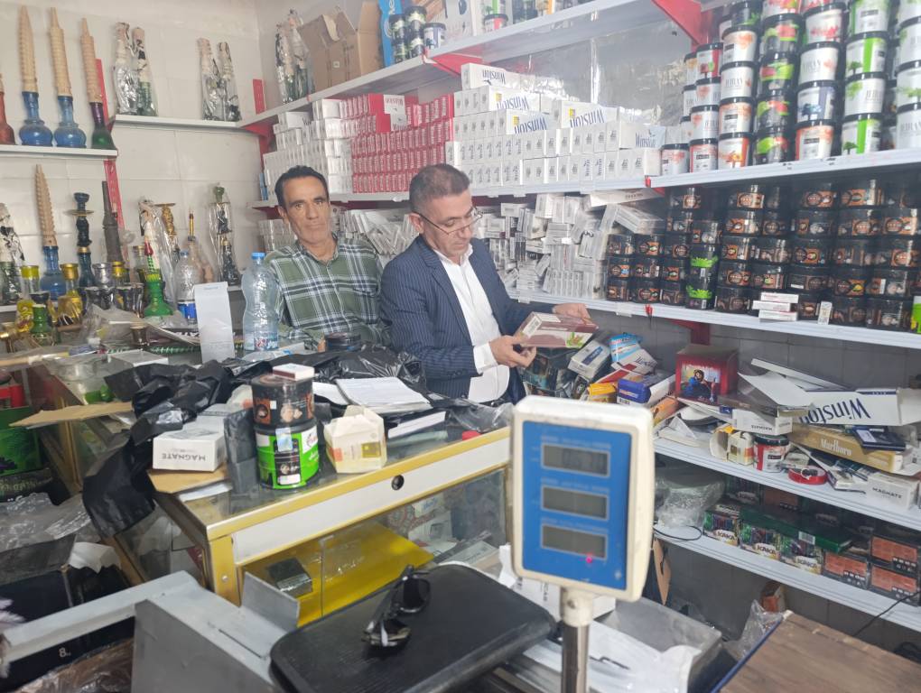 گشت مشترک بازرسی از مراکز عرضه محصولات دخانی در شهرستان بهمئی