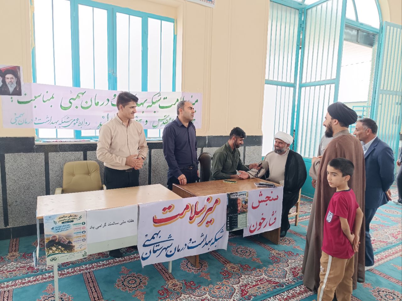 برپایی میز سلامت شبکه بهداشت و درمان شهرستان بهمئی در محل برگزاری نماز جمعه شهر لیکک