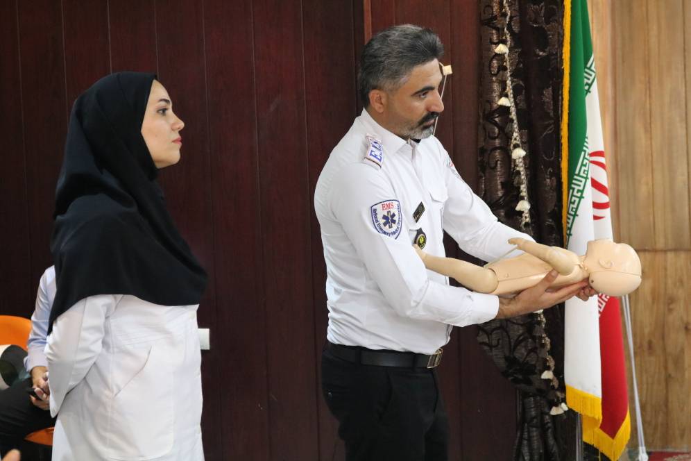 برگزاری برنامه آموزشی احیای قلبی ریوی (CPR) برای دانش‌آموزان دبیرستان دخترانه یاسوج همزمان با هفته پرستار