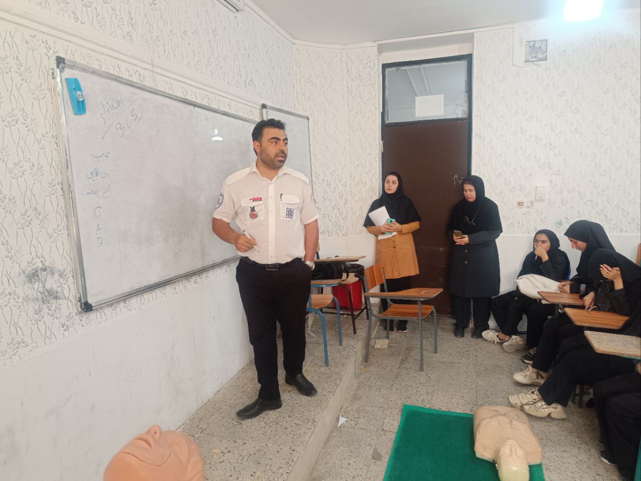 برگزاری کارگاه آموزش «احیای قلبیریوی پایه(CPR)» در دبیرستان دخترانه عفاف شهر لیکک