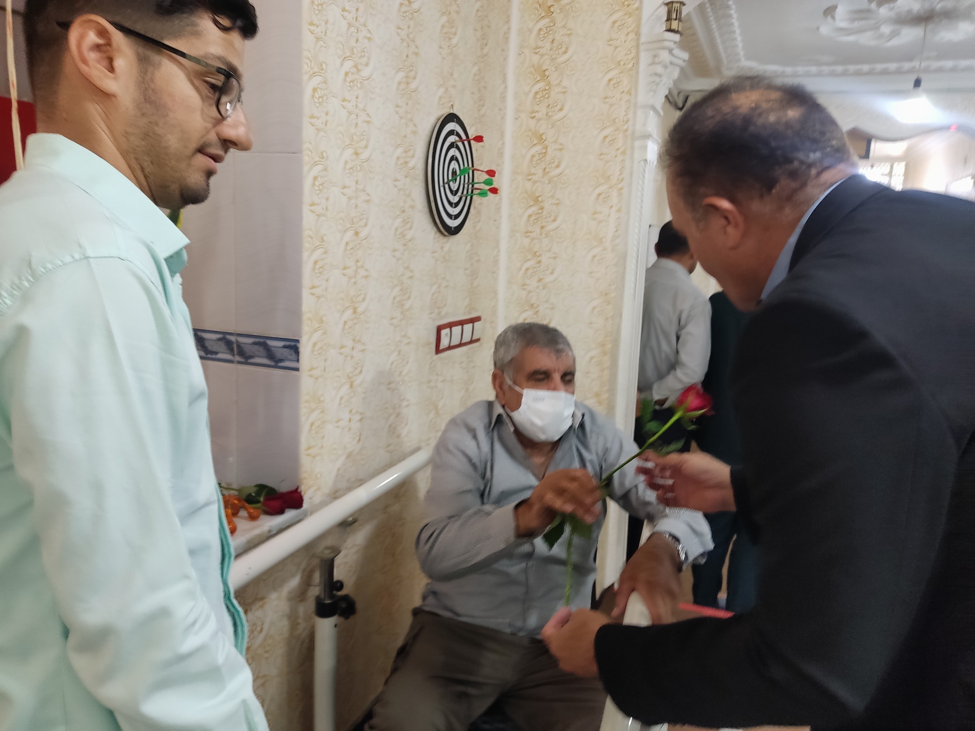 دکتر شریفی در بازدید از مرکز توانبخشی سامان: سالمندان، گنجینههای حکمت و ستونهای استوار خانواده