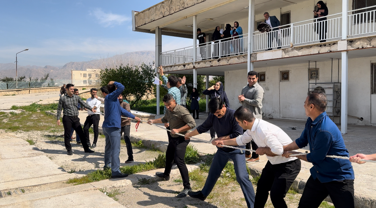 برگزاری مسایقه طناب کشی به مناسبت هفته ی سلامت مردان در بیمارستان شهید رجایی گچساران