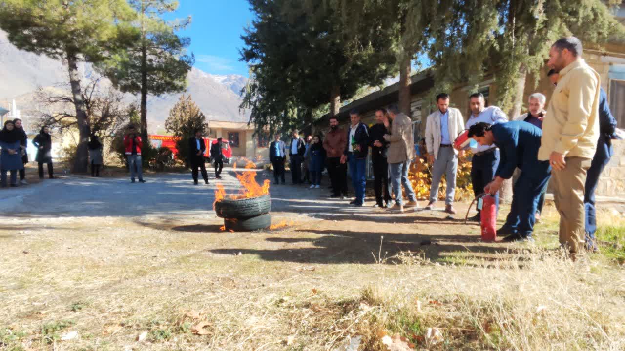 برگزاری مانور زلزله در شبکه بهداشت درمان شهرستان دنا